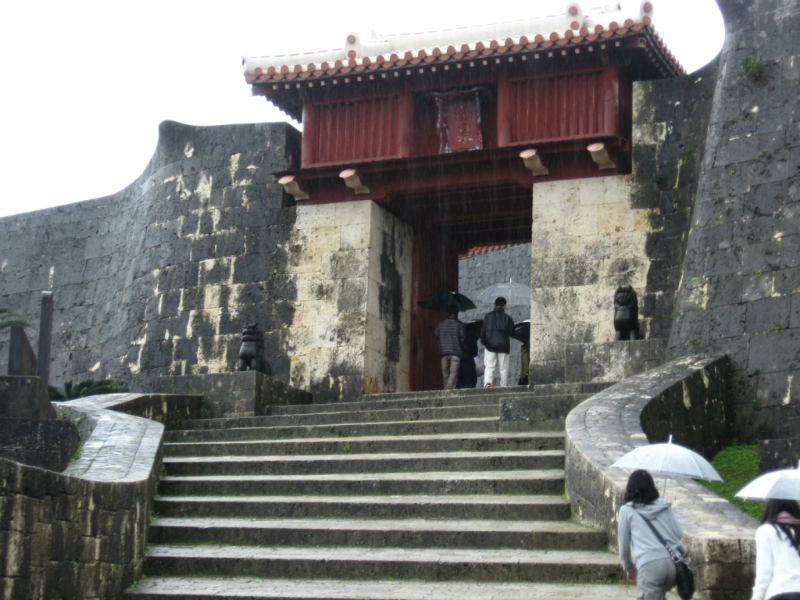 entering-shuri-castle
